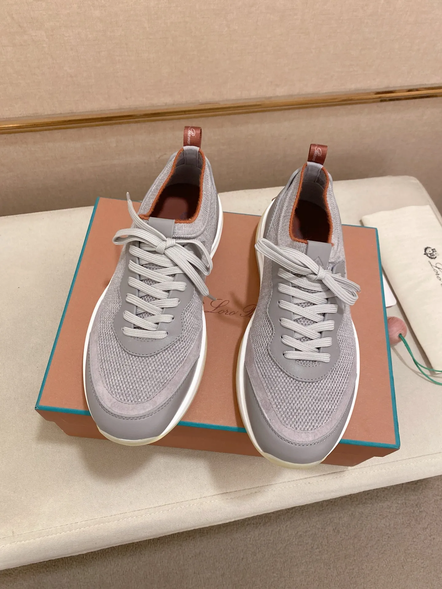 Men's shoes💰: 540💰🔥𝐥𝐨𝐫𝐨 𝐏𝐢𝐚𝐧𝐚 lp classic loafers, an Italian treasure brand, the only brand that can match Hermès! Only after wearing it do we realize that we can’t live up to our feet. The upper is made of imported first-layer cowhide with breathable fly-knit fabric, water-dyed cowhide foot pads, and the official original glass rubber outsole and pendant. Exclusive original packaging (tag ➕ brand paper ➕ outer box ➕ hand bag) code number: 38-44. Can be customized 45-46